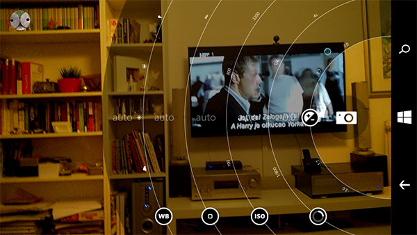 Стандартное приложение Lumia Camera предлагает множество опций и режимов съемки, автофокус и ручную фокусировку, касаясь экрана в камере
