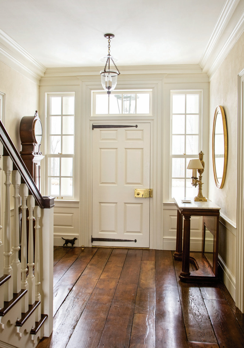 Независимо от своего традиционного стиля входная дверь, отличительная черта архитектуры дома, предназначена для того, чтобы сделать парадный вход